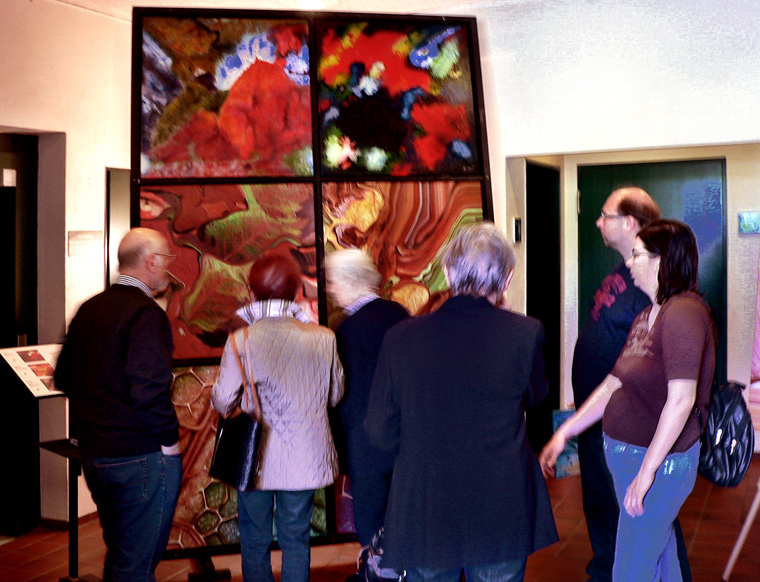 Bogomil mit Besuchergruppe